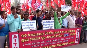 Bhubaneswar Street Vendors Cry Irregularities In Vending Zone Allotment, Gherao BMC Office  