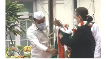 Congress Flag Falls From Post As Sonia Gandhi Tries To Unfurl It