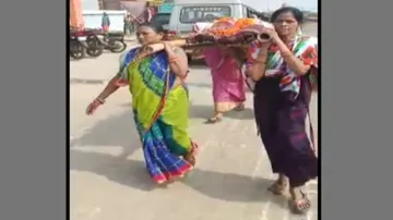 Sons Forget Filial Duties; Daughters Shoulder Mother’s Bier, Perform Last Rites In Puri