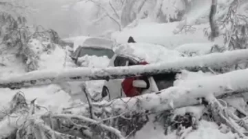 21 Tourists Stranded In Cars Freeze To Death In Pakistan Hill Station