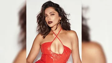 Deepika Padukone Is On Fire 'Totally', Fans Call Her Hottie; Check Pics, Video