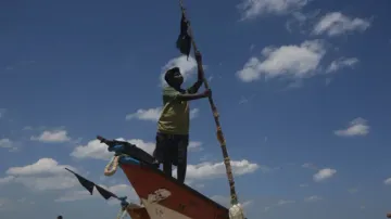 Sri Lankan Navy arrests four Indian fishermen from TN