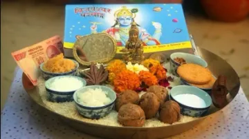 After 32 Years, Kashmiri Pandits Celebrate 'Navreh' By The Banks Of Dal Lake