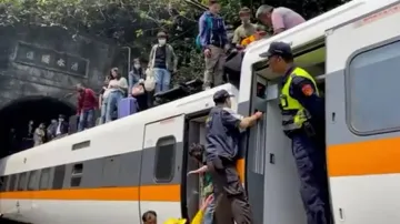 17 killed in train derailment in Iran