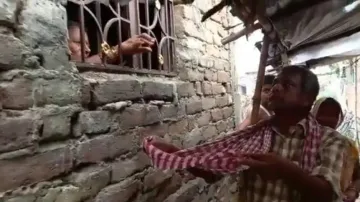 Bihar couple begs for money to get son's body released from govt mortuary