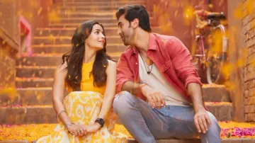 Kesariya Hype: Arijit Singh rocks Brahmastra song in Sydney, Ranbir Kapoor chills with Ayan #Watch