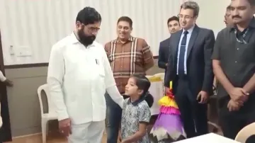 Eknath Shinde with the little girl