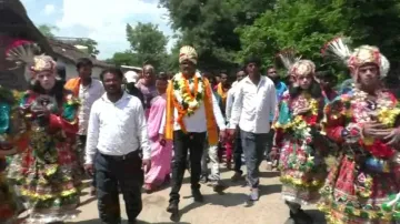 Villagers turn out to bid emotional farewell to this Kalahandi teacher