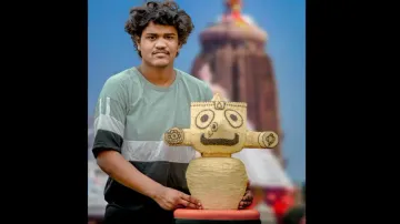 This 19-yr-old makes splendid miniature crafts using matchsticks 