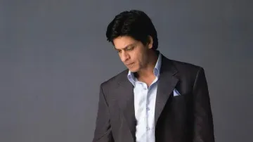 Shah Rukh Khan's off-camera hook steps give Friday vibes #Watch