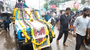 Odisha family bids tearful adieu to pet dog, performs last rites