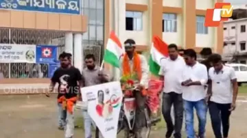Bhadrak youth sets off on cycle to meet President Murmu in New Delhi