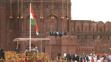 PM Modi hoists National Flag at Red Fort