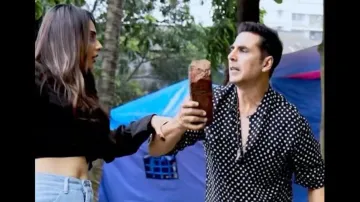 Akshay Kumar plays hilarious prank on Rakul Preet Singh