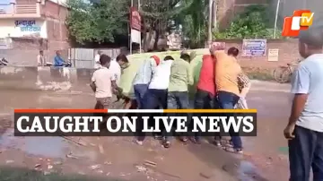 Potholes, Auto Overturns, Potholes UP, Uttar Pradesh, OTV News