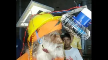 Flower seller invents fan-fitted helmet in Uttar Pradesh