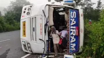 4 dead, 29 injured after Odisha bus meets with accident in Hazaribagh 