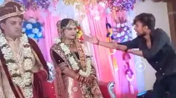 Youth tries to become ‘Salman Khan’ in front of newlywed couple, watch how groom reacts