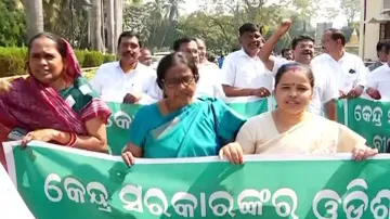 BJD, BJP face off over farmers’ issue