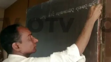 5T scheme goes haywire: Teachers at Jajpur school use classroom door as blackboard 