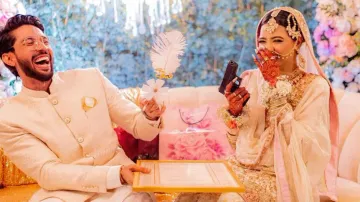 Bride makes groom sign 'nikahnama' on wedding stage at gunpoint