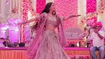 Groom’s sister dancing to ‘Main Aayi Hoon UP Bihar Lootne’ at wedding party leaves netizens amused 