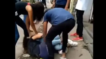 2 girls fight violently over one boy on roadside, watch what happens next