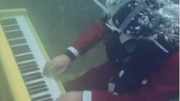 Video of YouTuber playing piano under the sea leaves internet speechless 