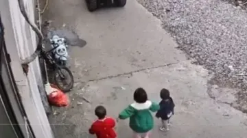 Little girl’s gesture towards younger siblings wins internet; watch video