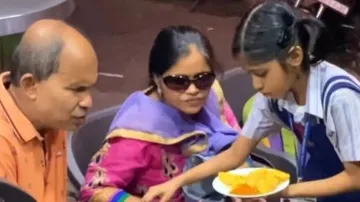Mumbai schoolgirl takes care of visually-impaired parents, video will bring tears to your eyes