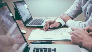  men make financial decisions on their own
