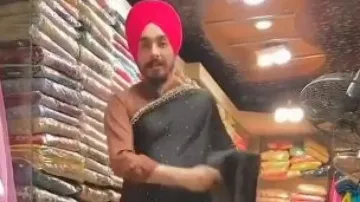 Watch: Man drapes saree efficiently; internet stunned 