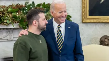 Ukrainian Prez Zelensky comes to the US, dressed in military fatigues