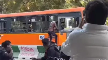 Chai Supremacy – Delhi man parks city bus in the middle of road to grab a cup of tea