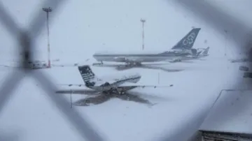 Hundreds of flights cancelled in US due to snowstorms