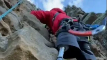 Video of double amputee man climbing steep cliff leaves internet speechless 