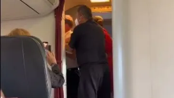 Pilot kicks out unruly passenger of flight, video goes viral