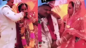 Bride slaps groom after forced to eat banana, watch high voltage drama on wedding stage