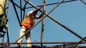 Bengaluru cop risks life to save pigeon, proves humanity is still alive