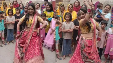 Girl’s energetic dance on dhol beats during wedding goes viral