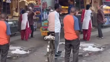 Elderly couple fights on road; netizens hail it as a ‘dream’, watch