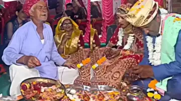 Panditji’s mantra pronunciation leaves bride & groom in splits
