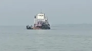 Floating bridge vessel 