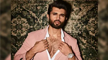 Vijay Deverakonda creates priceless moments for 100 lucky fans, watch