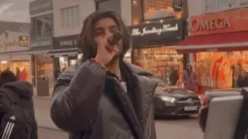 London street singer wows internet with his version of Salman Khan’s ‘Tere Naam’ – Watch