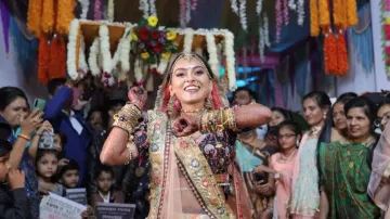 Cute bride’s whistle-worthy dance on ‘Mera Piya Ghar Aaya’ makes the internet go wow – Watch
