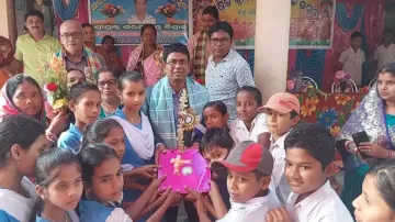 Students, villagers throw a touching farewell for headmaster in Odisha 