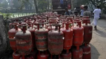 Delhi: CNG prices rise 38%, LPG cylinder gets 22% costlier in last 1 yr