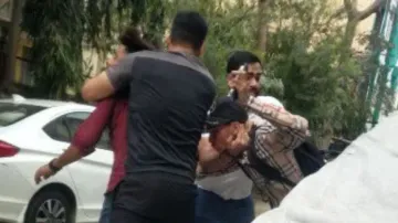 Delivery boys beaten up for not having change in Delhi – Watch