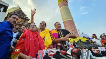 Mamata visits Jagannath temple, terms scheduled meeting with Patnaik courtesy call